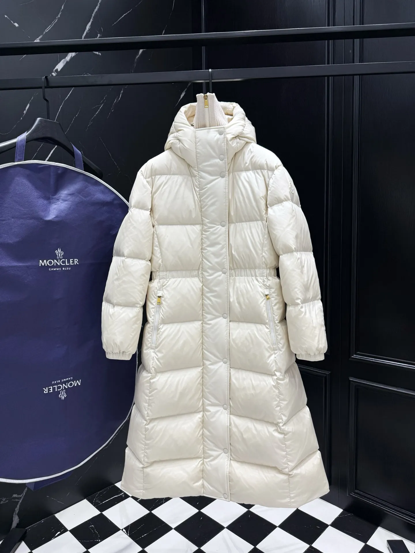 “ ”Moncler Chamer ，Chamer 。 ， 。 ， 。 Size：1234 ： ：Black White